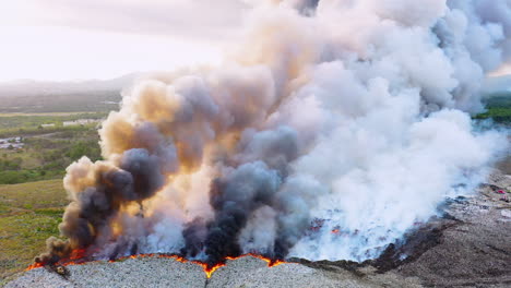 una toma aérea de un avión no tripulado de humo espeso que se eleva desde un campo en llamas, incendios forestales australianos, en un día soleado, en nueva gales del sur, australia