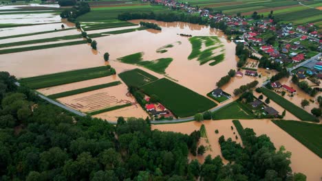 horripilantes imágenes aéreas de drones 4k de aldeas inundadas en podravje, eslovenia, durante agosto