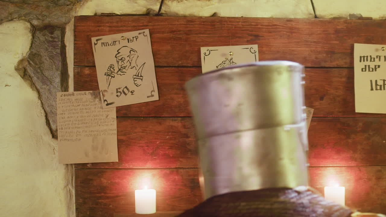 승려는 술집의 게시판에서 스트를 선택합니다. 강한 중세 전사는 술집에서 패널에서 핀을 받습니다. 판타지 영웅은 괴물을 사냥합니다.