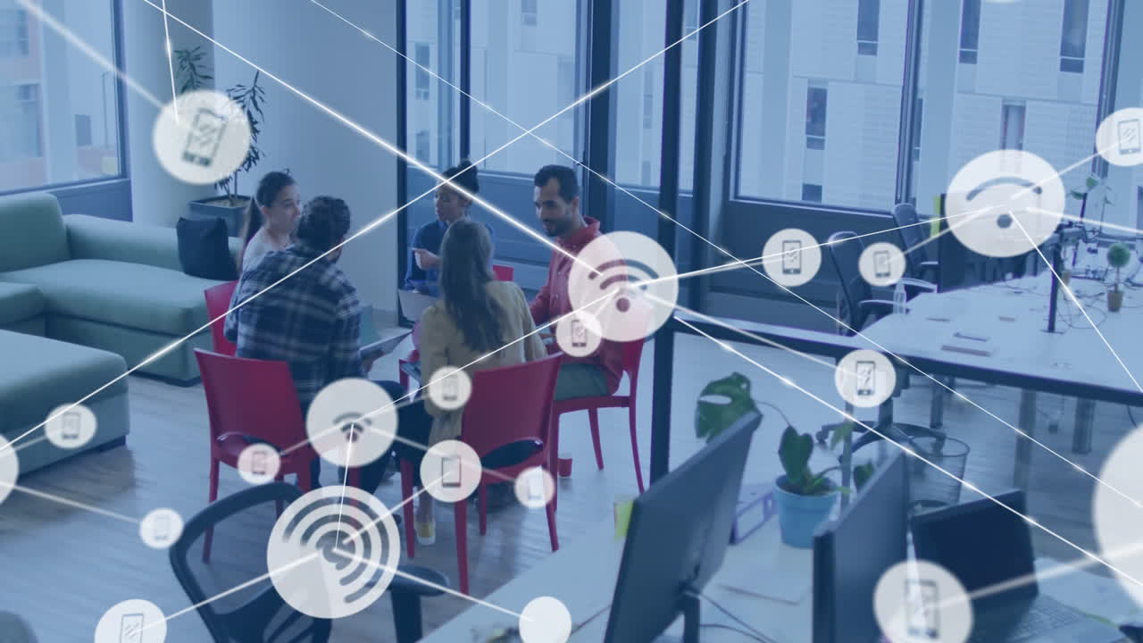 데이터 프로세싱 애니메이션을 통해 다양한 비즈니스 사람들 사무실에서 네트워킹