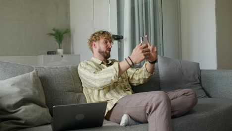 hombre llamando por video en el sofá
