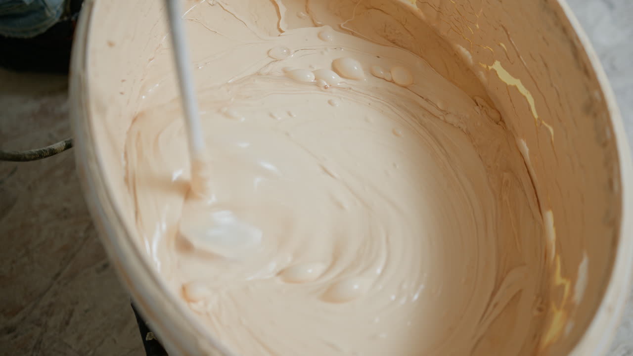 mezclar pintura o mortero beige en un cubo