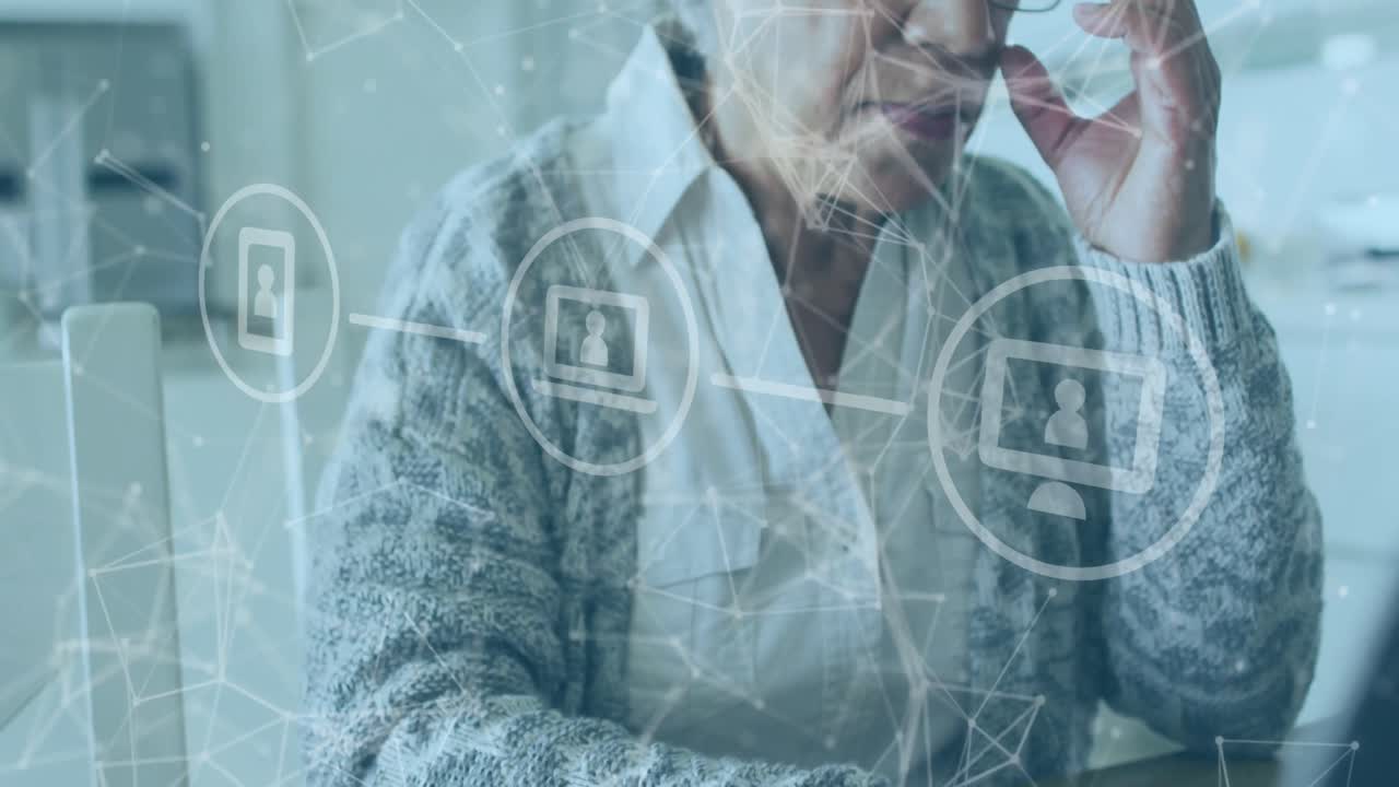 집에서 노트북을 사용하는 행복한 아프리카계 미국인 고령 여성의 애니메이션