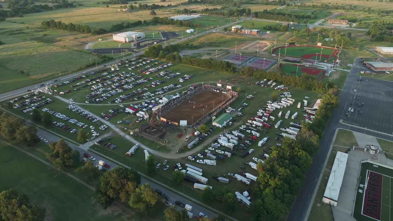 아칸소 주 실로아 스프링스의 로데오 행사, 주차된 차량과 푸른 풍경, 공중 풍경