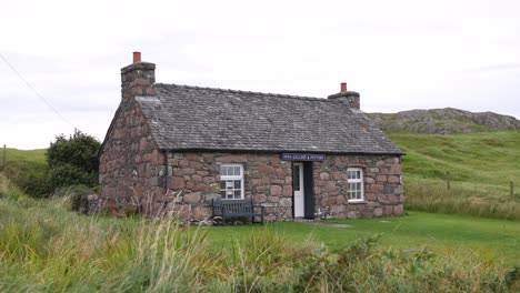 galerie iona et bâtiment de poterie, maison en pierre dans le paysage de green island, en écosse, au royaume-uni