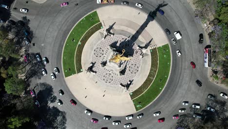 drone giratorio disparado sobre el monumento a la independencia en la ciudad de méxico durante el mediodía