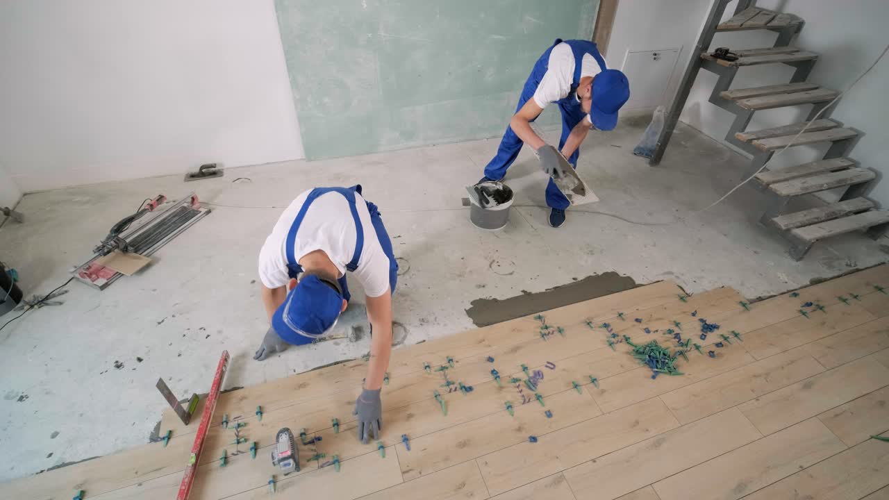 construcción, renovación, reparación de apartamentos. instalación de azulejos de cerámica para el suelo - medición y corte de las piezas. cortes de azulejas. corte de azulajes