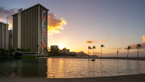 hermoso amanecer detrás del pueblo hawaiano hilton