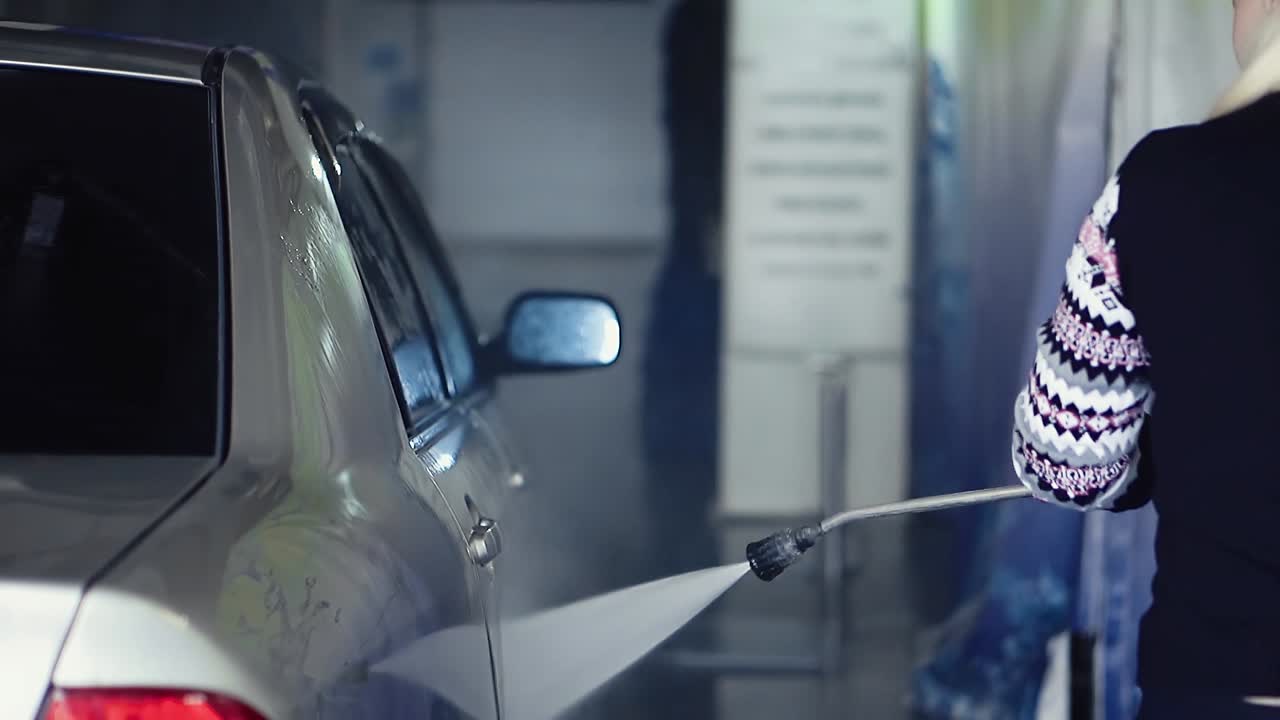 소녀 는 스프레이 총 으로 차 를  ⁇ 는다