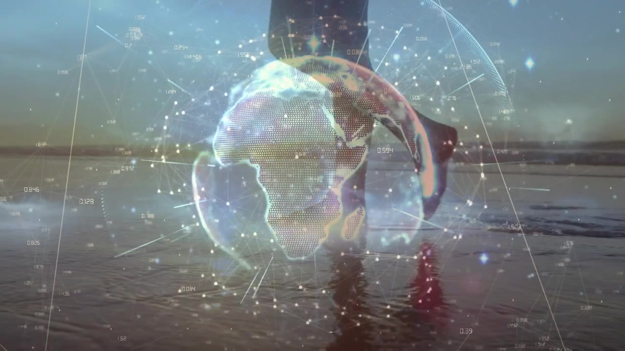 Kvinne går langs strandkanten, skrittet hennes aktiverer en hologramkule, med krusninger som reflekterer noder og viser teknologi.