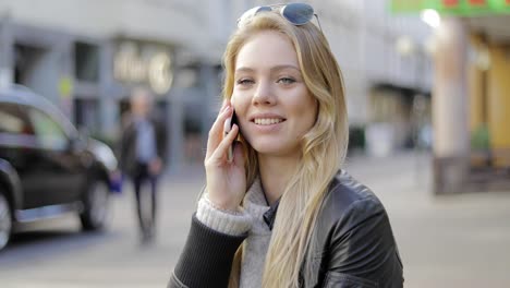 mujer bonita hablando por teléfono