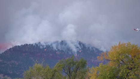 avión bombardero de agua liberando su carga sobre el incendio de calwood en el norte de colorado - 10
