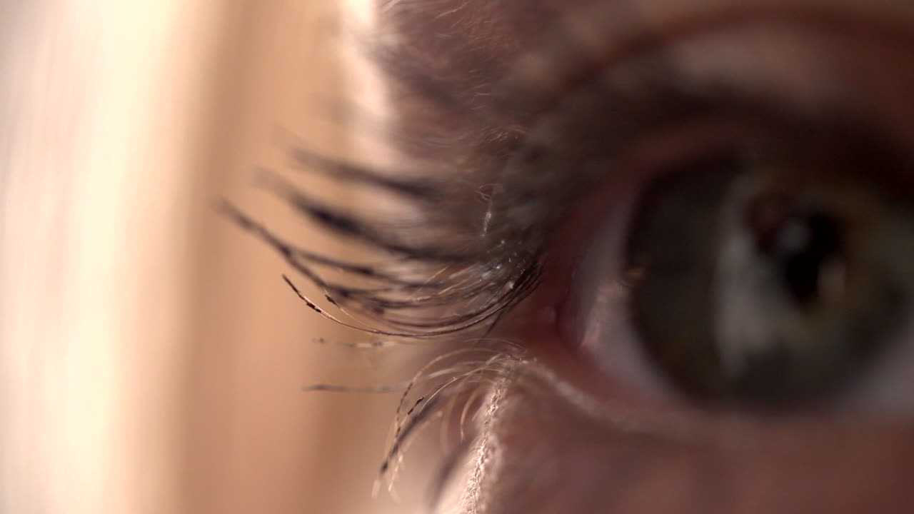 여자의 눈에 고통스러운 반사