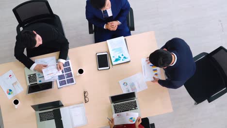 reunión de un grupo de personas de negocios filmada desde arriba