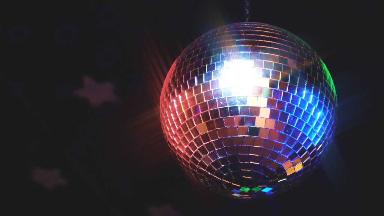 Palla da discoteca rotante e scintillante. Concetto di festa notturna.