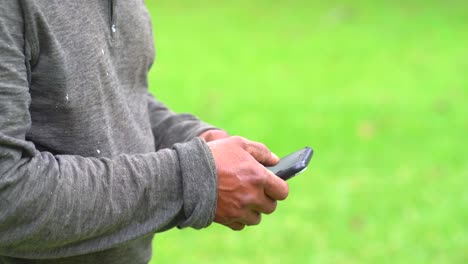 Primer-Plano-De-Un-Hombre-Latino-Charlando-En-Un-Teléfono-Celular