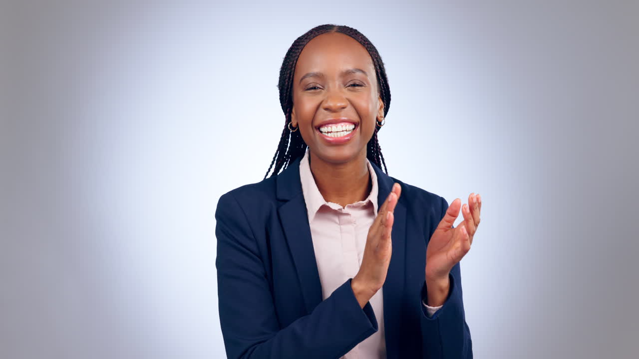 mujer de negocios, cara y aplausos en el estudio