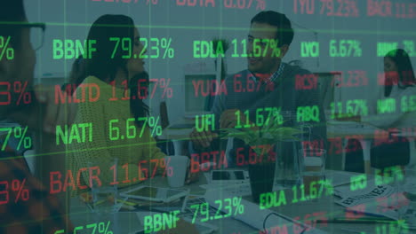 animación del procesamiento de datos financieros sobre diversos colegas que se reúnen en la oficina