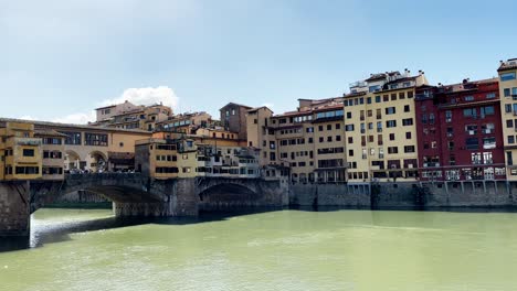 Ponte-Vecchio-Durante-El-Día-En-Florencia,-Italia