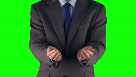 hombre de negocios presentando con sus manos