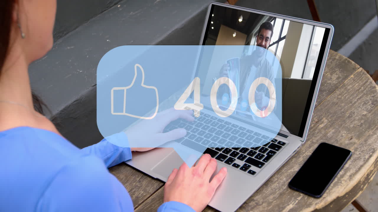 노트북을 사용하는 백인 사업가 위에 엄지손가락 아이콘과 숫자의 애니메이션