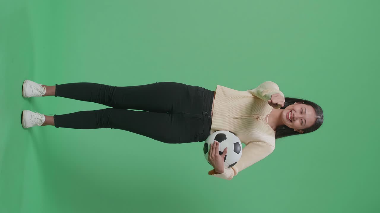 mujer con una pelota de fútbol