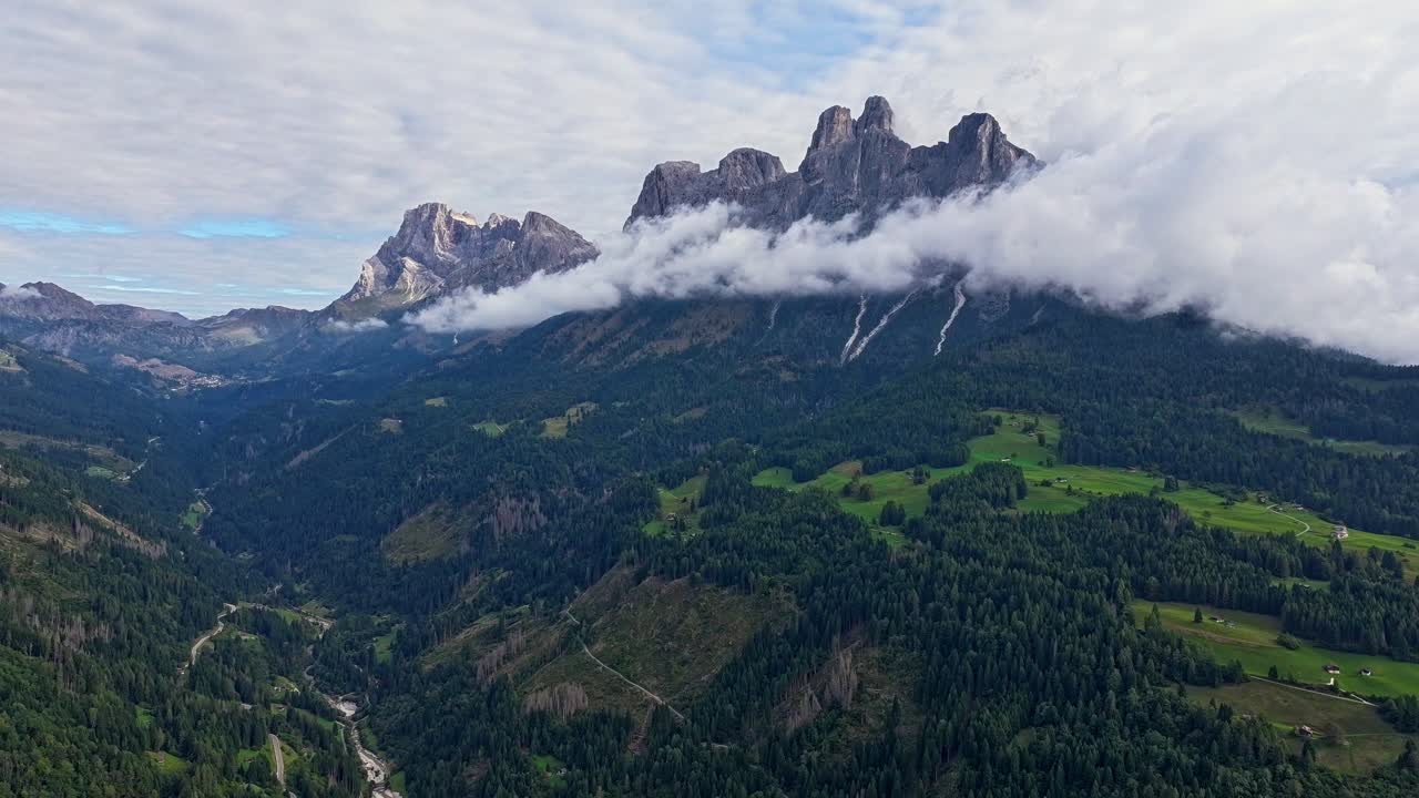 Nuvole e montagne delle Dolomiti, Pale di San Martino, hyper lapse aereo