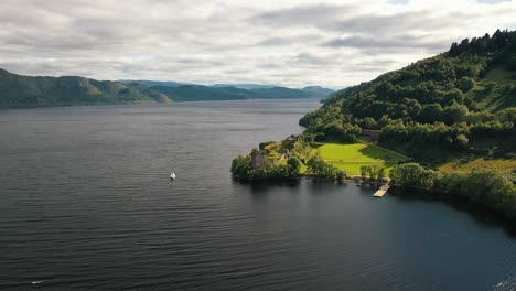 tapiz de las tierras altas aéreas: castillo de urquhart en medio de los verdes exuberantes de escocia en el lago ness, inverness
