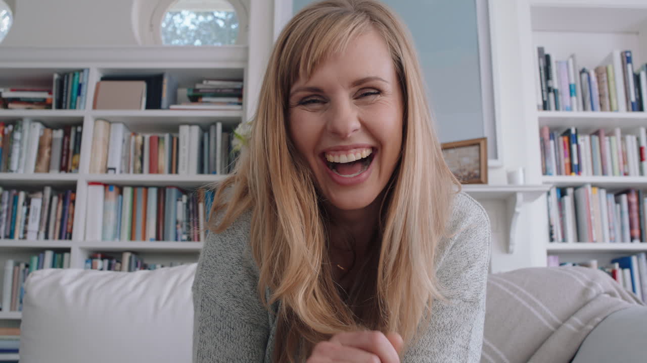 hermosa mujer teniendo video chat usando cámara web en casa agitando la mano hablando compartiendo un estilo de vida emocionante disfrutando de la comunicación en línea en pantalla horizontal 4k