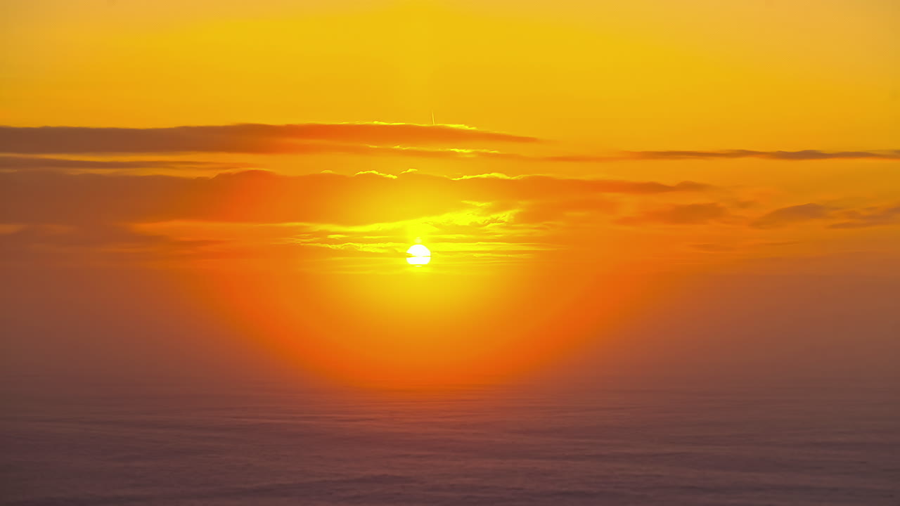 라트비아 리가 시골의 얼어붙은 마을 풍경에서 황금빛 해가 뜨는 시간 경과