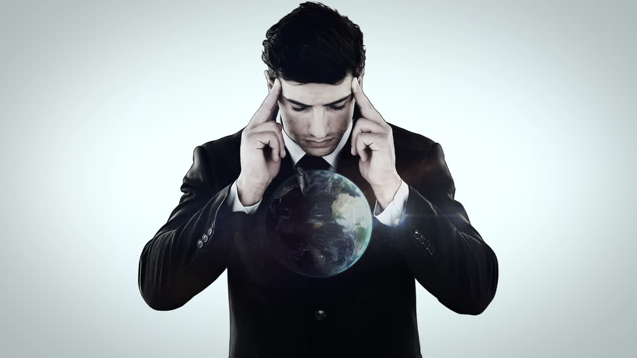 hombre de negocios pensativo mirando el globo