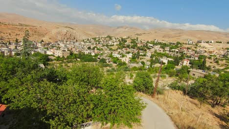 in baalbek, libanon, wird eine fpv-drohne gestartet.