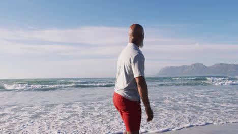 Hombre-Afroamericano-Mayor-Caminando-En-La-Playa