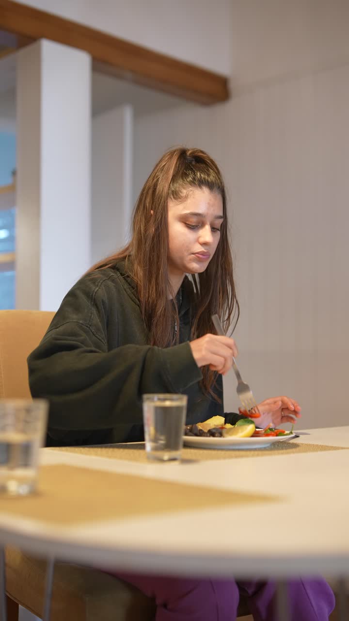 mujer comiendo en casa