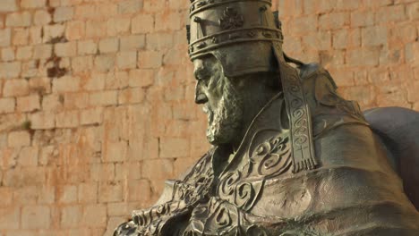 Close-Up-View-Of-The-Bronze-Statue-Of-Pope-Luna-In-Peniscola-Castle-In-Valencia,-Spain
