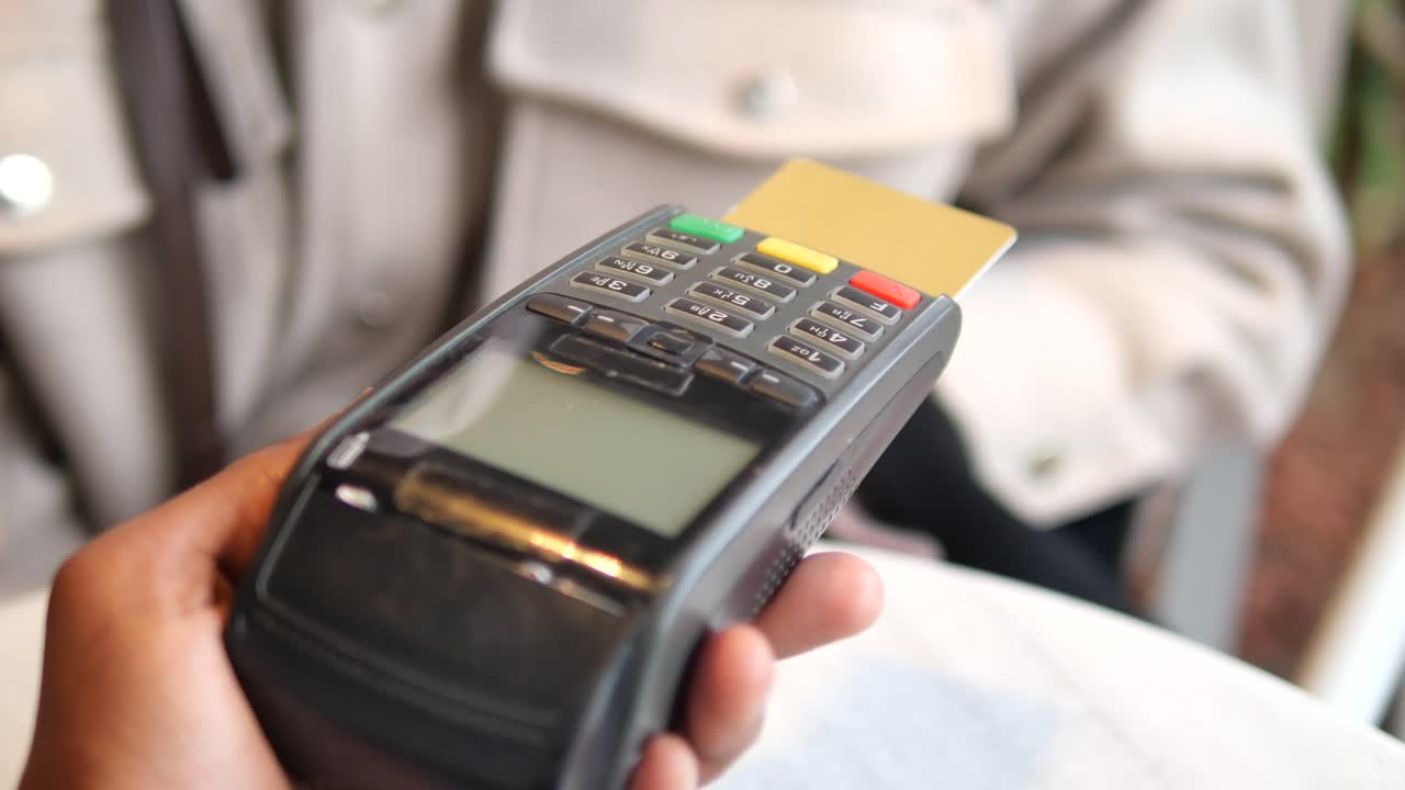 pagamento com cartão de crédito num café
