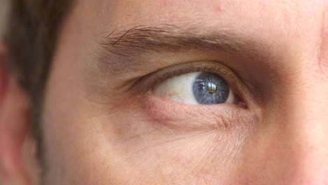 primer plano de un hombre con una mirada intensa parpadeando