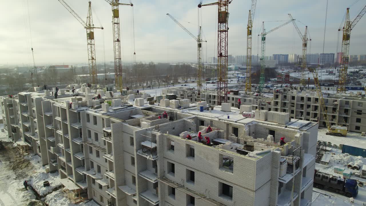 Construction of an apartment building in winter