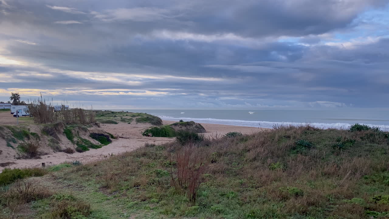 Il canale costiero allagato circondato dalla vegetazione dopo la pioggia vicino alla spiaggia di Costa Ballena