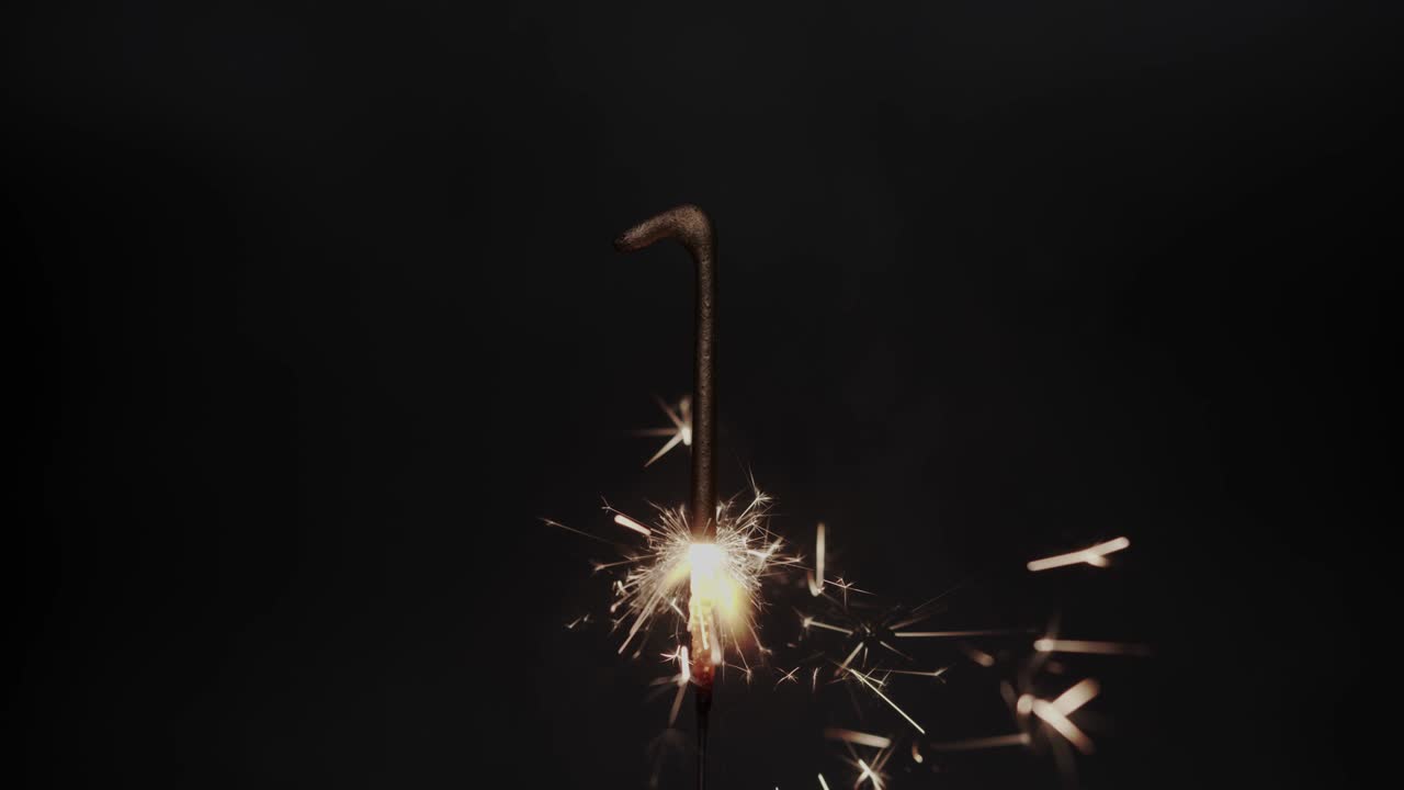 vista delantera, chispas de fuegos artificiales en el número uno.