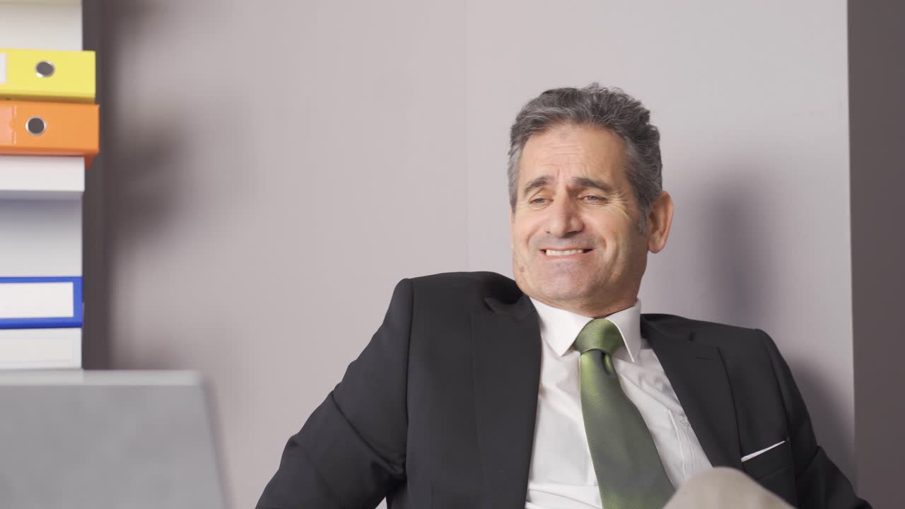 el hombre de negocios exitoso trabaja cómodamente y agradablemente.