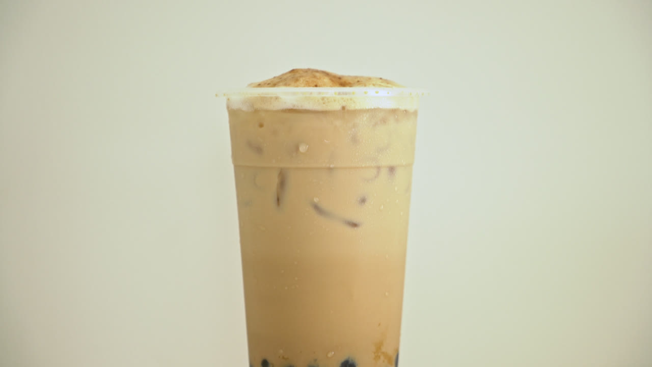 tè al latte di taiwan con bolle e formaggio bruciato sul tavolo di legno