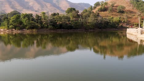 lago prístino aislado con reflejo de agua por la mañana desde un ángulo plano