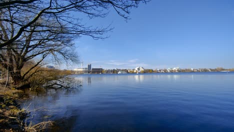 La-Cámara-Se-Inclina-Hacia-Arriba-Para-Revelar-El-Lago-Alster-En-Hamburgo-En-Un-Día-Soleado