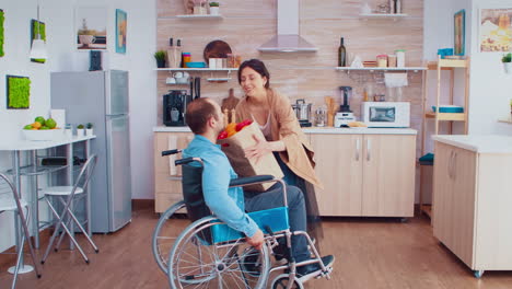 hombre discapacitado en silla de ruedas con comestibles