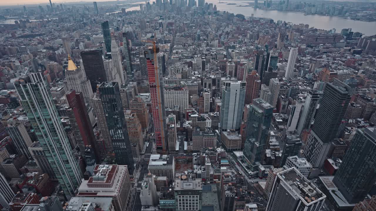 Vista panoramica dall'alto dello skyline di New York al tramonto.