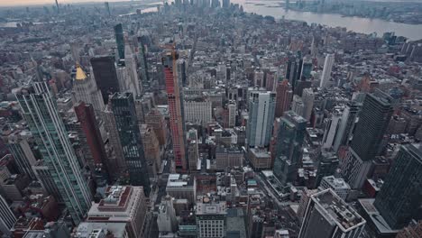 Hochwinkel-Panoramablick-Auf-Die-Skyline-Von-New-York-Bei-Sonnenuntergang