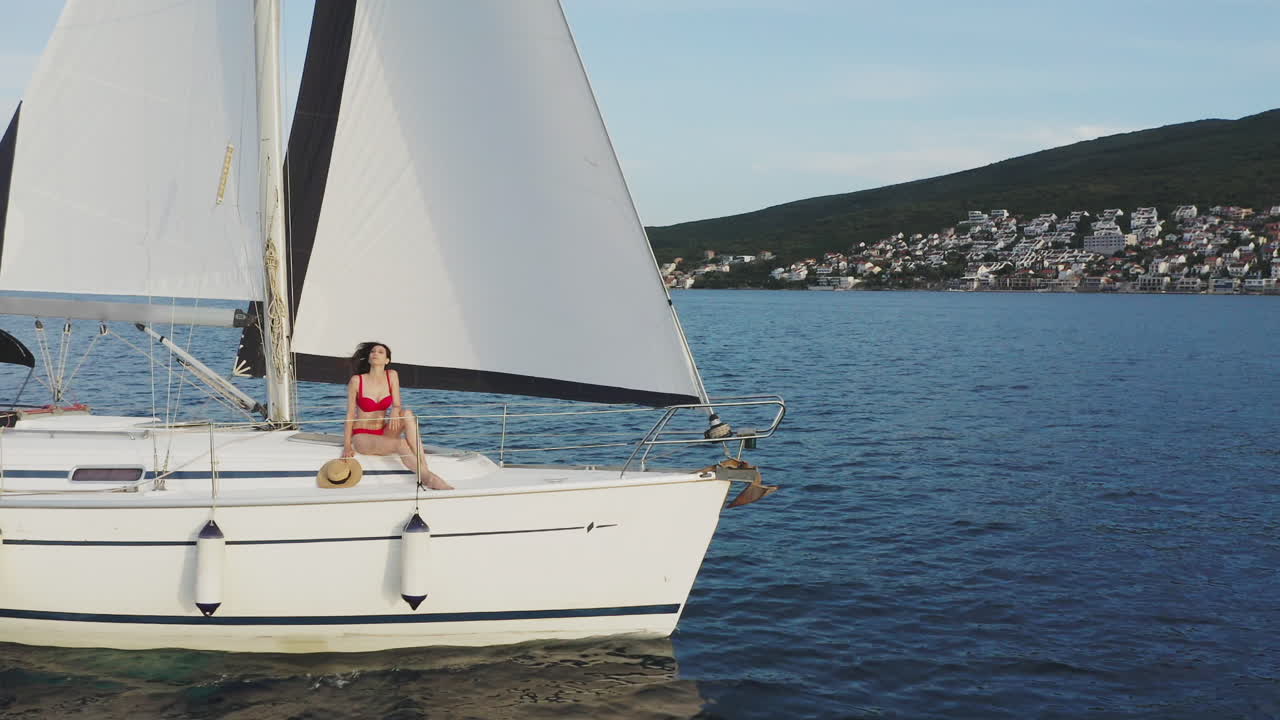mujer disfrutando de un viaje de vela en un yate