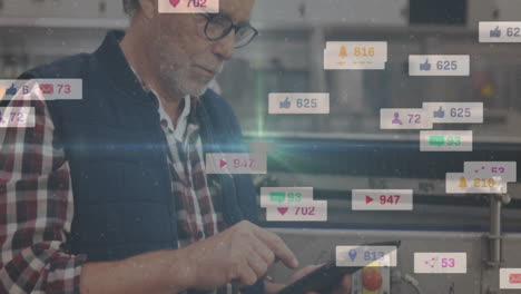 interactuando con la tableta, hombre rodeado de notificaciones de redes sociales animación