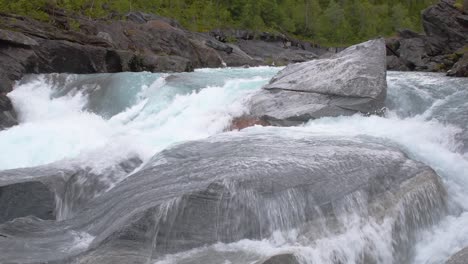 El-Agua-Potable-Fresca-Fluye-Sobre-La-Superficie-De-Piedra-Gris